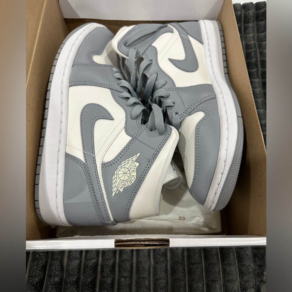 Women Jordan size 8.5 only used 1 time perfect condition